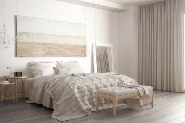 Chambre à coucher apaisante avec literie beige, décor neutre et banquette en bois