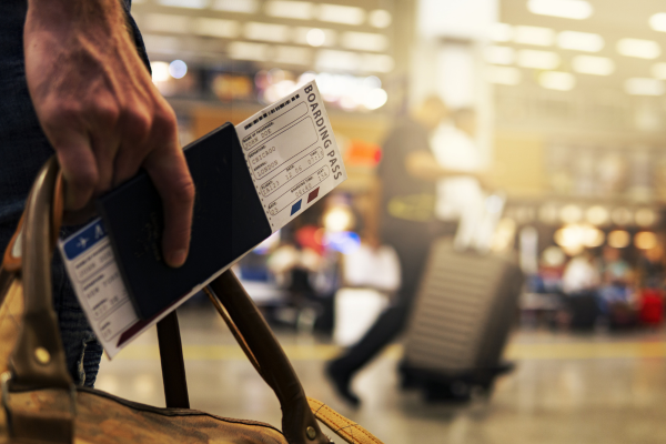 Voyageur tenant passeport et carte d'embarquement à l'aéroport