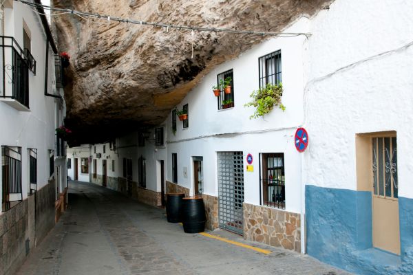 Rue troglodyte avec maisons sous les rochers à Setenil de las Bodegas