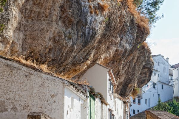 Rue étroite avec maisons troglodytes à Setenil de las Bodegas