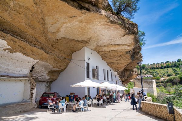 Café en plein air sous une roche à Setenil de las Bodegas