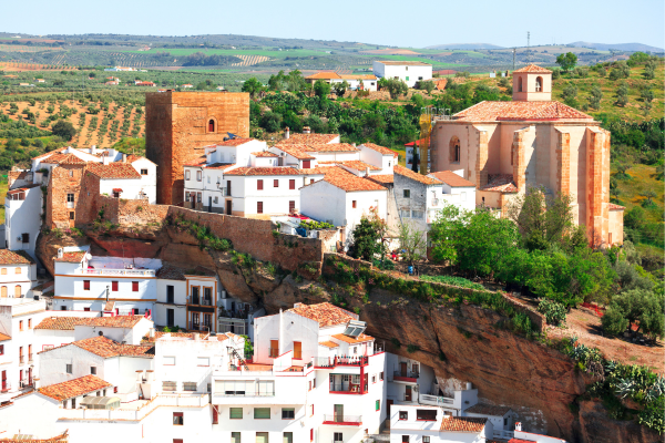 Vue panoramique sur l'église de Setenil de las Bodegas, Espagne