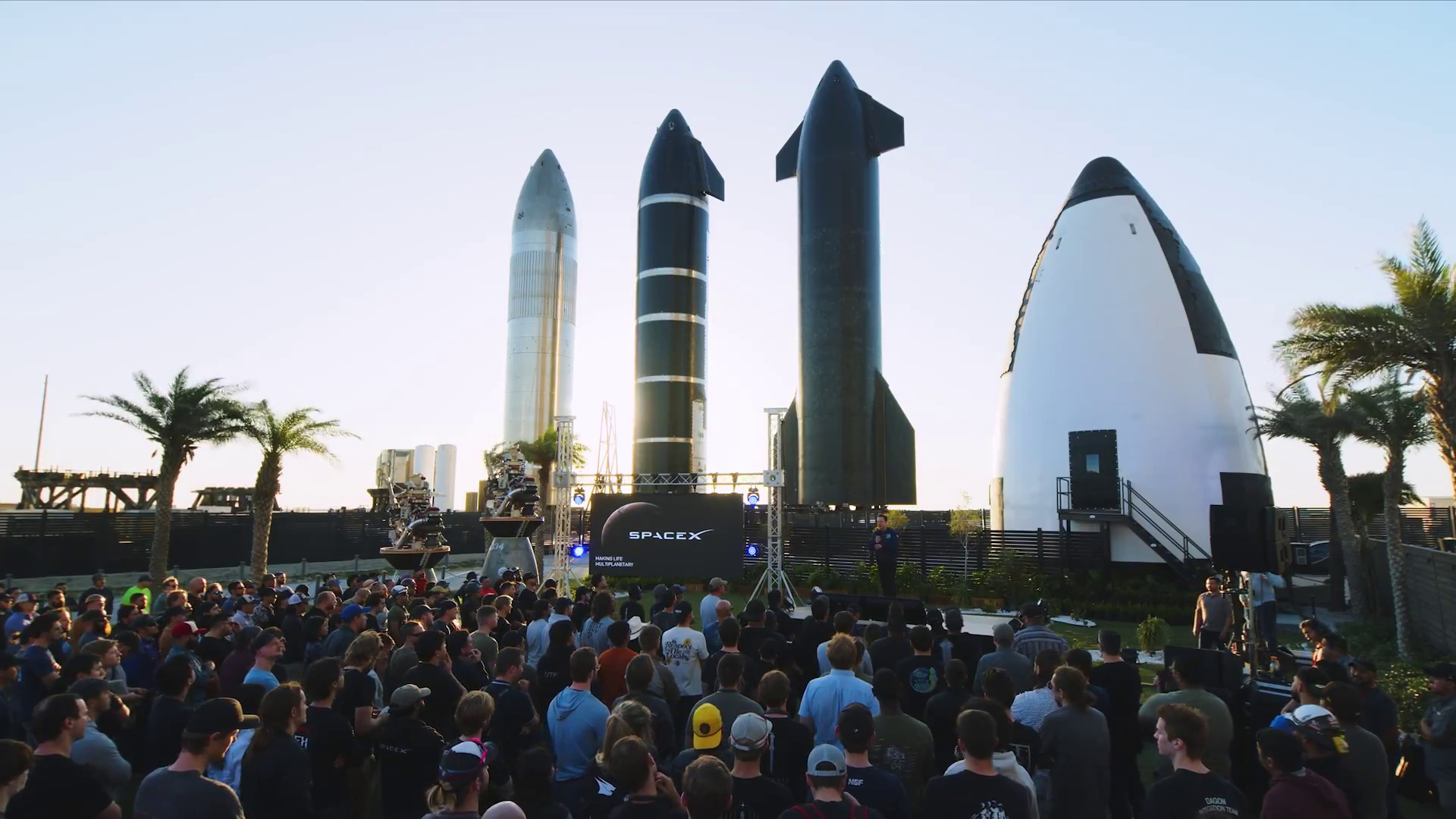 Présentation des ambitions de SpaceX à Starbase, Texas, avec des prototypes de fusées Starship en arrière-plan