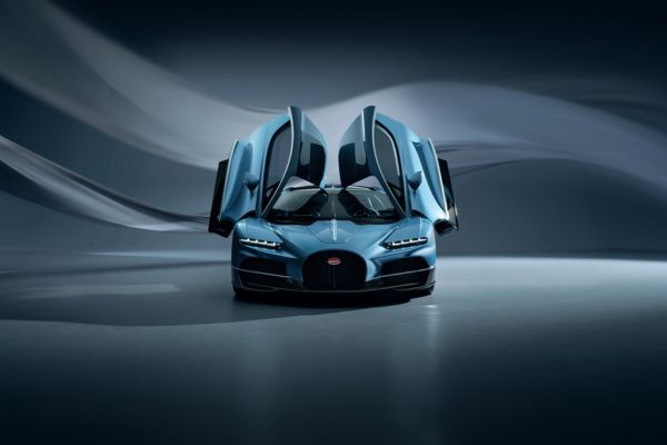 Vue frontale de la Bugatti Tourbillon avec portes papillon ouvertes