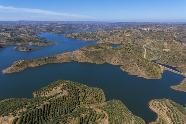 Barrage d'Odeleite, connu sous le nom de rivière du Dragon en raison de sa forme ressemblant à un dragon, vue du ciel.