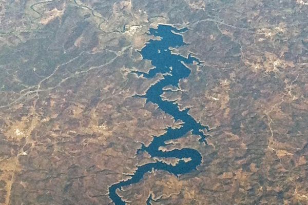 Vue aérienne du Barrage d’Odeleite formant la Rivière du Dragon Bleu.