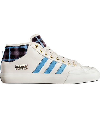 Chaussures Adidas Snoop x Gonz Matchcourt Mid L.A. Stories avec accents bleus et motif à carreaux sur la languette et le talon.