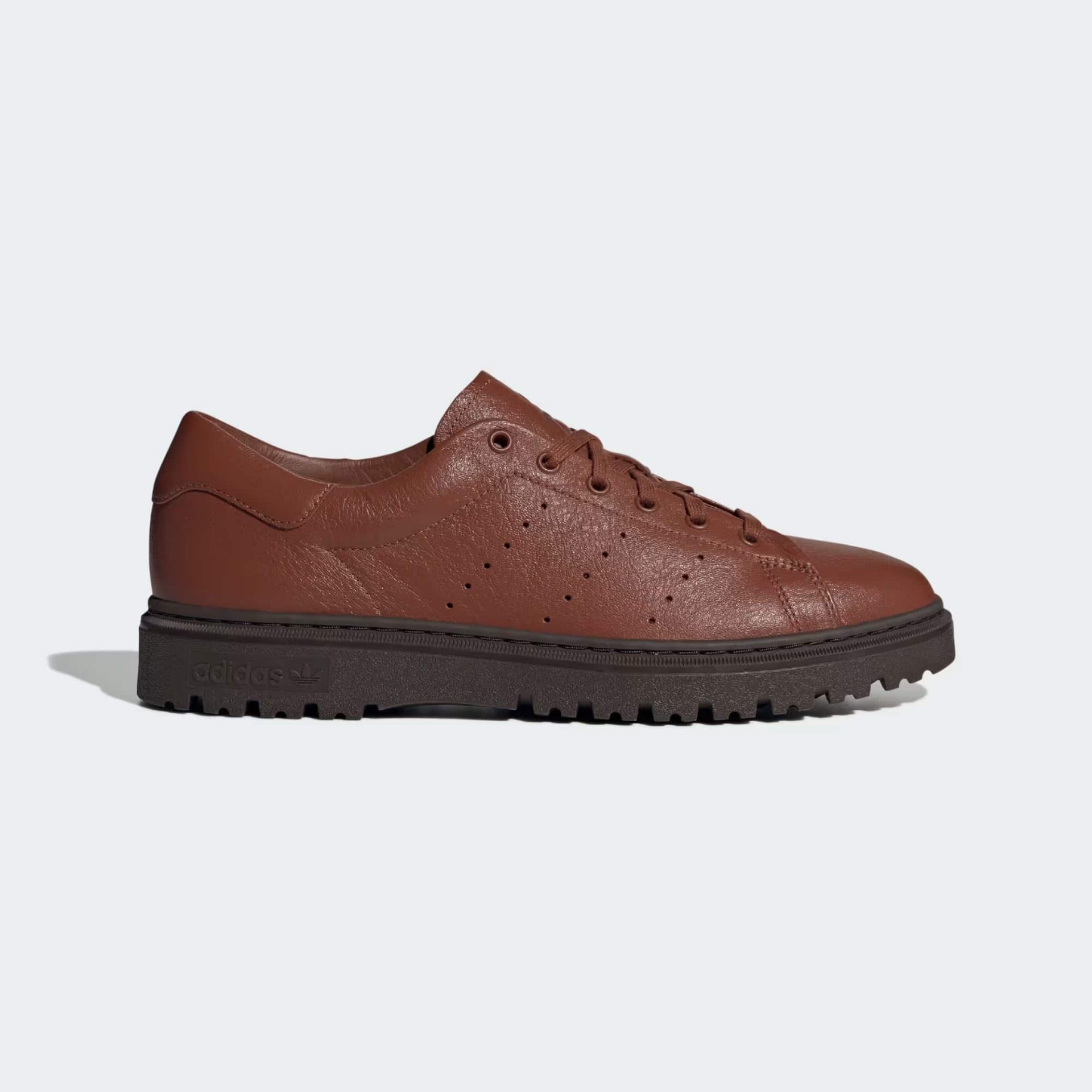 Chaussures Adidas Stan Smith Freizeit marron, collection 2024, avec une tige en cuir tumblé et semelle en caoutchouc robuste.