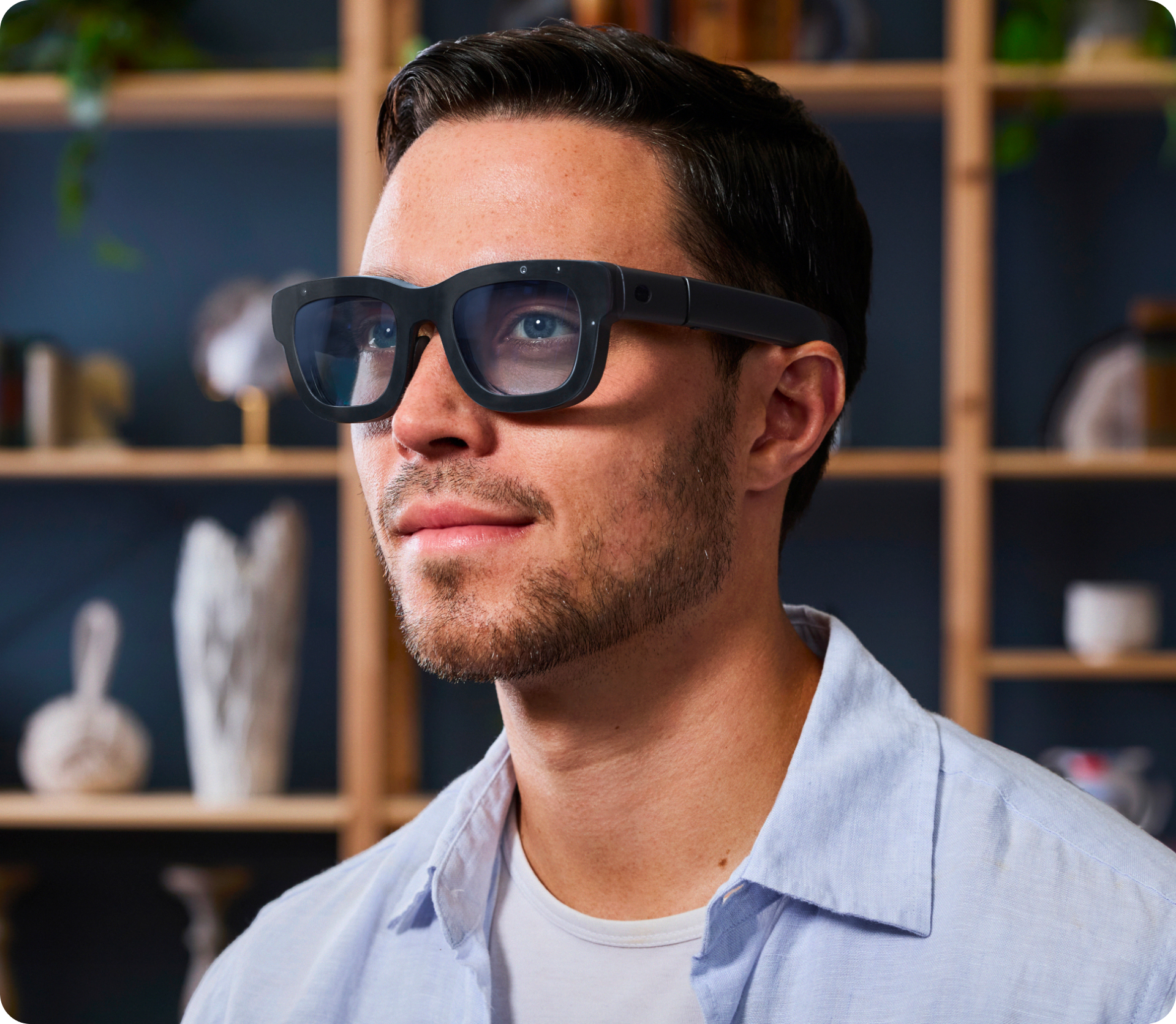 Un homme portant les lunettes de réalité augmentée Orion de Meta dans un environnement décontracté, montrant l’intégration naturelle de la technologie dans le quotidien.