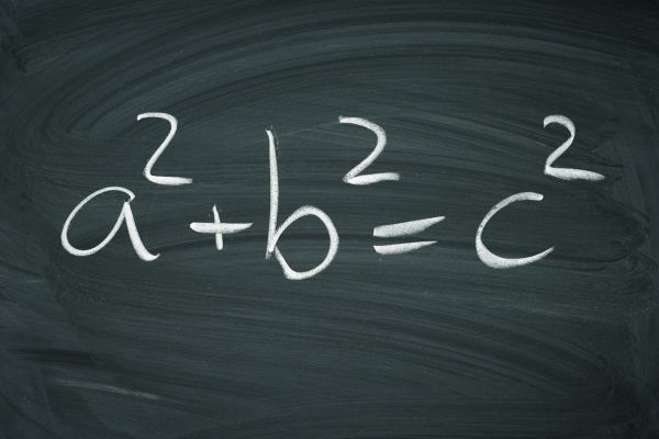 Formule mathématique du théorème de Pythagore écrite sur un tableau.