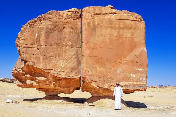 Photo du mystérieux rocher Al Naslaa en Arabie Saoudite, fendu en deux avec une précision étonnante, au milieu du désert.