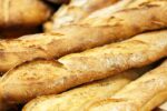 Baguettes de pain croustillantes, illustrant l'article sur Marie Blachère, un réseau de boulangeries en France. Photo d'illustration par genkur via Getty Images.