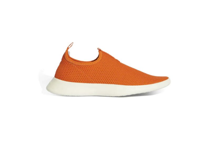 Chaussure orange Denovo Shoes en maille légère et respirante, offrant un confort maximal et un design moderne. Parfaite pour un usage quotidien, cette chaussure écoresponsable est conçue pour ceux qui recherchent style et durabilité. (crédit photo : Denovo Shoes)