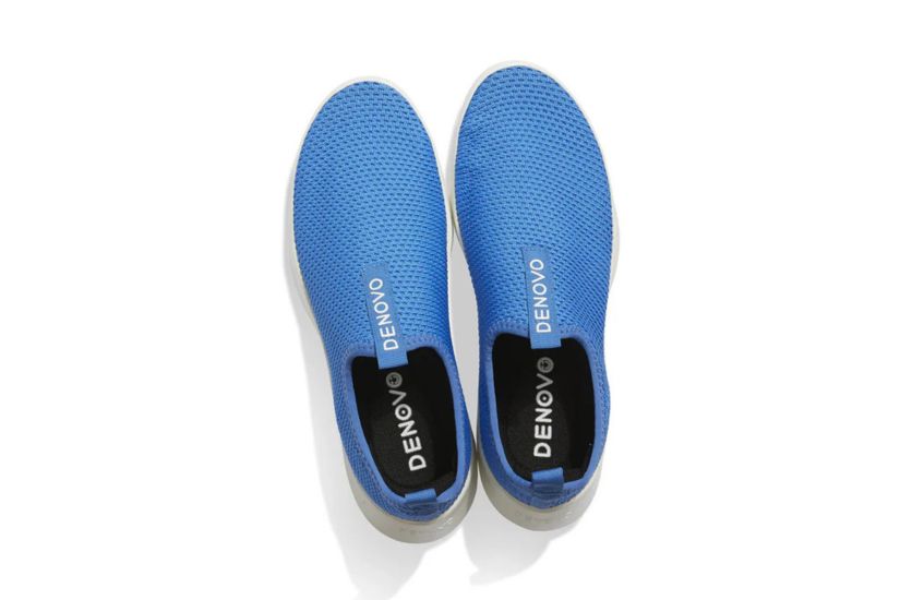 Modèle Denovo Shoes bleu, au design épuré et à la conception durable. Une chaussure éco-conçue idéale pour un look tendance et confortable au quotidien. (crédit photo : Denovo Shoes)