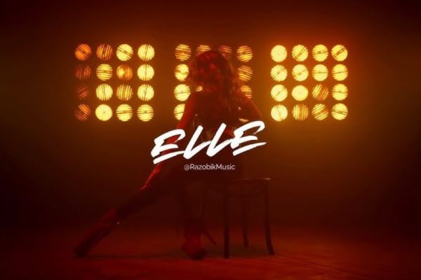 Image du clip de la chanson "ELLE" par Razobik Music, montrant une femme dans une ambiance lumineuse, avec le titre "ELLE" écrit en blanc.