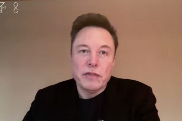 Gros plan sur Elon Musk discutant des enjeux futurs de l'IA à la Future Investment Initiative 2024 en Arabie Saoudite.