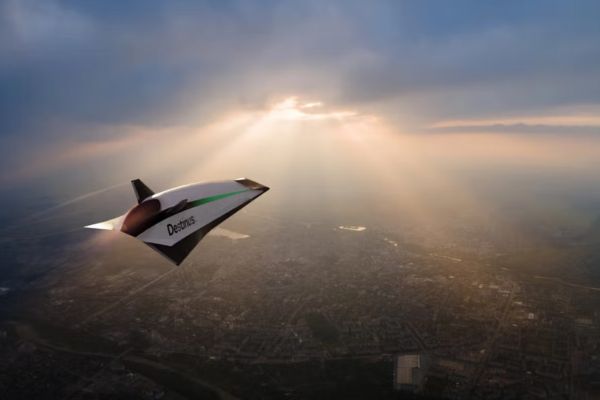 Image d'un avion hypersonique de Destinus en vol, éclairé par les rayons du soleil, symbolisant l'innovation en aérospatiale et les avancées dans la technologie de propulsion à hydrogène.