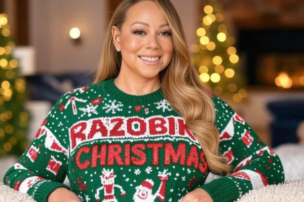 Mariah Carey portant un pull moche de Noël Razobik Christmas, vert et rouge, motifs festifs.