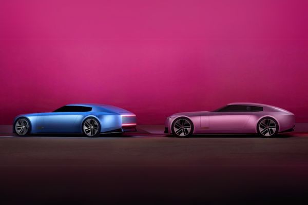 Photo des concept-cars Jaguar Reimagined en bleu et rose, illustrant le nouveau design futuriste et la transition électrique de la marque. Crédit photo : Jaguar.