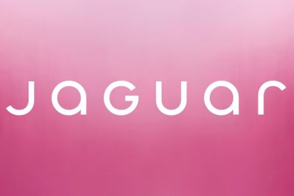 Le nouveau logo Jaguar 2024 en rose dégradé, représentant une identité visuelle épurée et contemporaine pour la transition vers une marque électrique de luxe. Crédit photo : Jaguar.