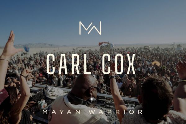 DJ Carl Cox mixant sur la scène Mayan Warrior au Burning Man 2024, devant une foule en transe dans le désert de Black Rock City.