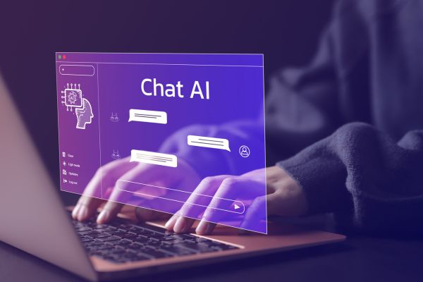 Mains tapant sur un clavier avec une interface holographique de Chat AI affichée à l’écran.