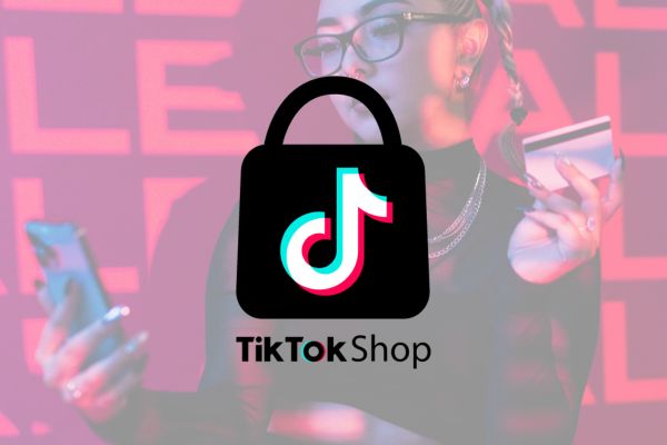 Image promotionnelle pour TikTok Shop avec logo et texte, personne utilisant smartphone et carte de crédit.